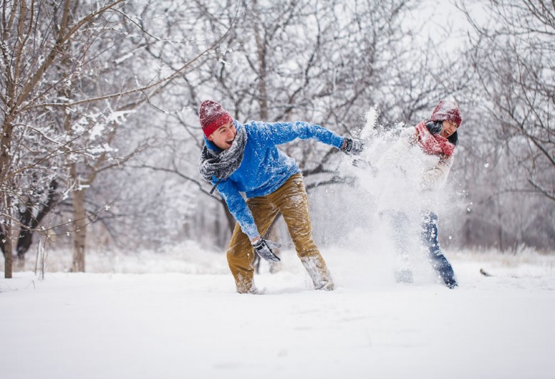 Auch Erwachsene haben Spaß im Schnee © Shutterstock