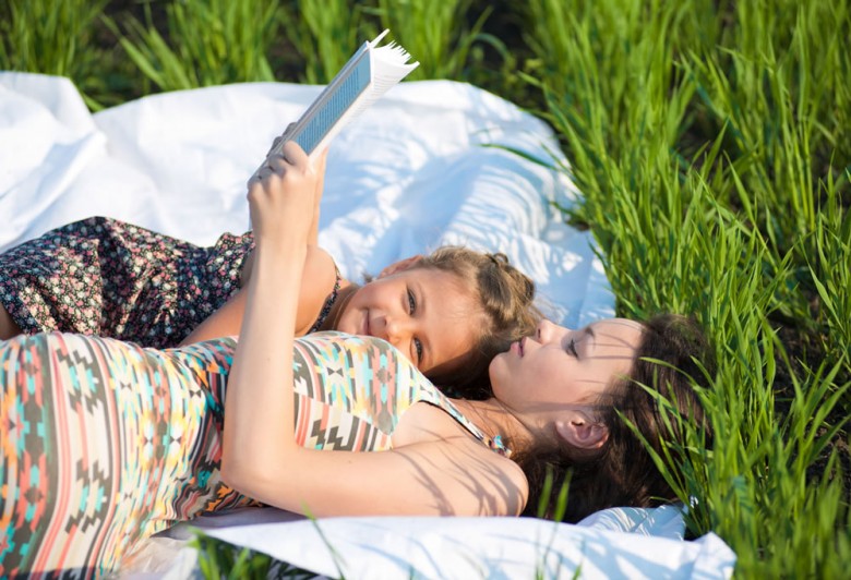 Gemütlich vorlesen beim Familienurlaub im Vögeihof in Forstau © Shutterstock