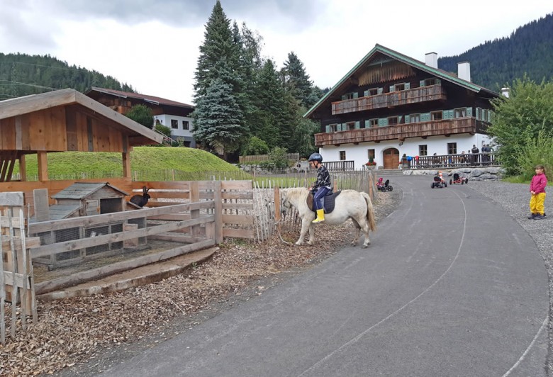 Ponyreiten im Familienurlaub am Vögeihof