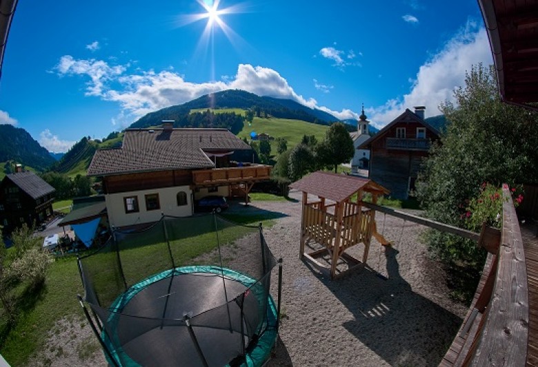 Großer Spielplatz mit Trampolin, Schaukel, Rutsche, Tretauto, und vielem mehr